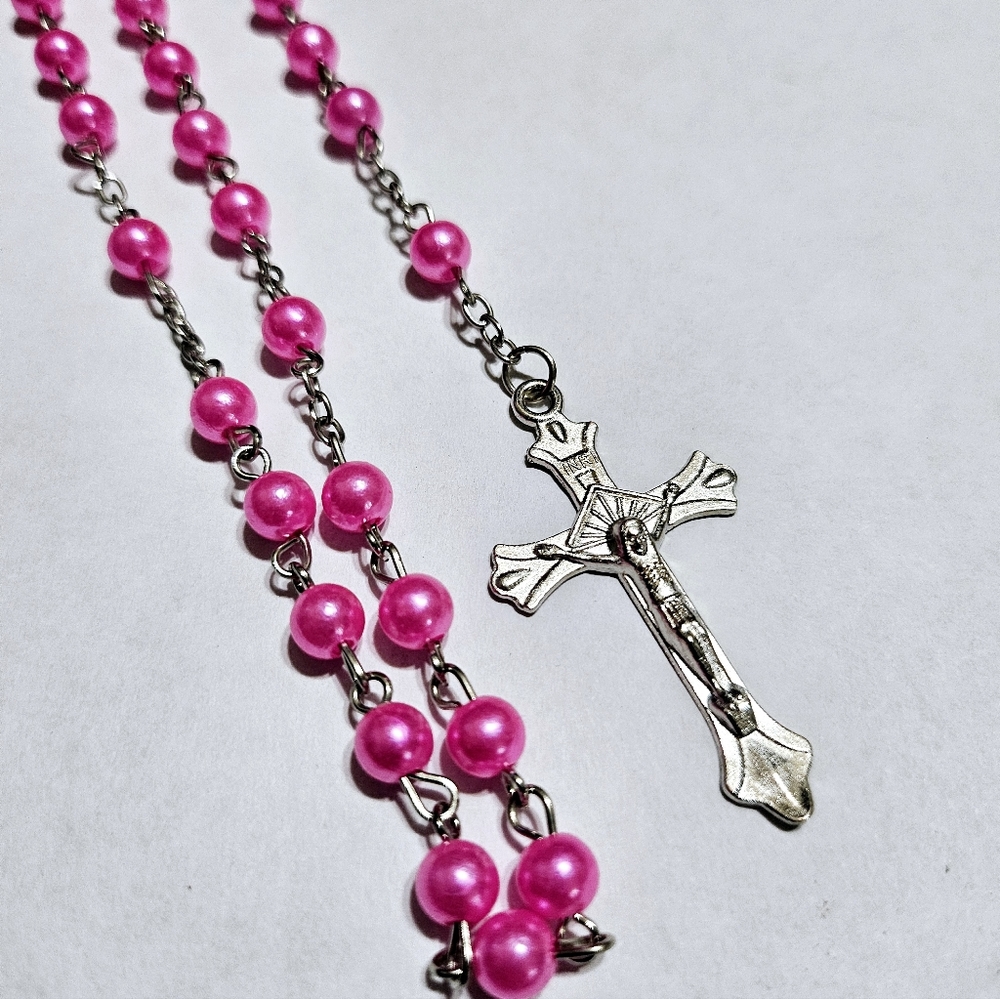 Bright pink rosary in great condition